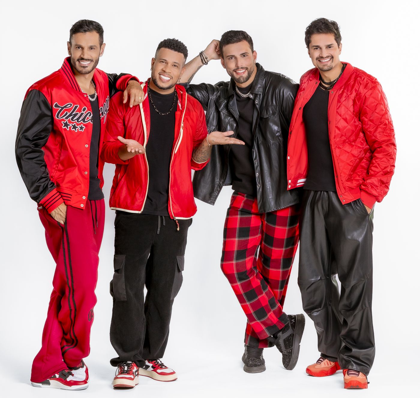 Os integrantes do Deu Samba de vermelho e preto em fundo branco