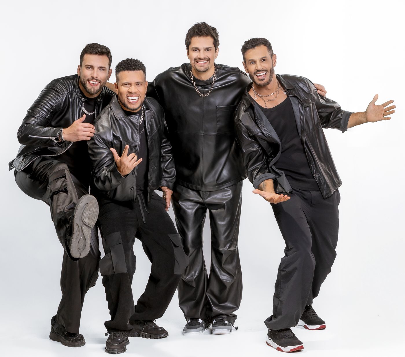 Banda vestida de couro preto