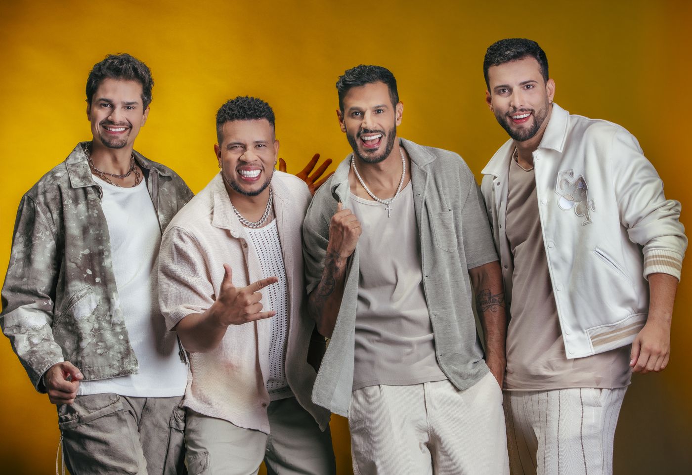 Os integrantes do Deu Samba em fundo amarelo