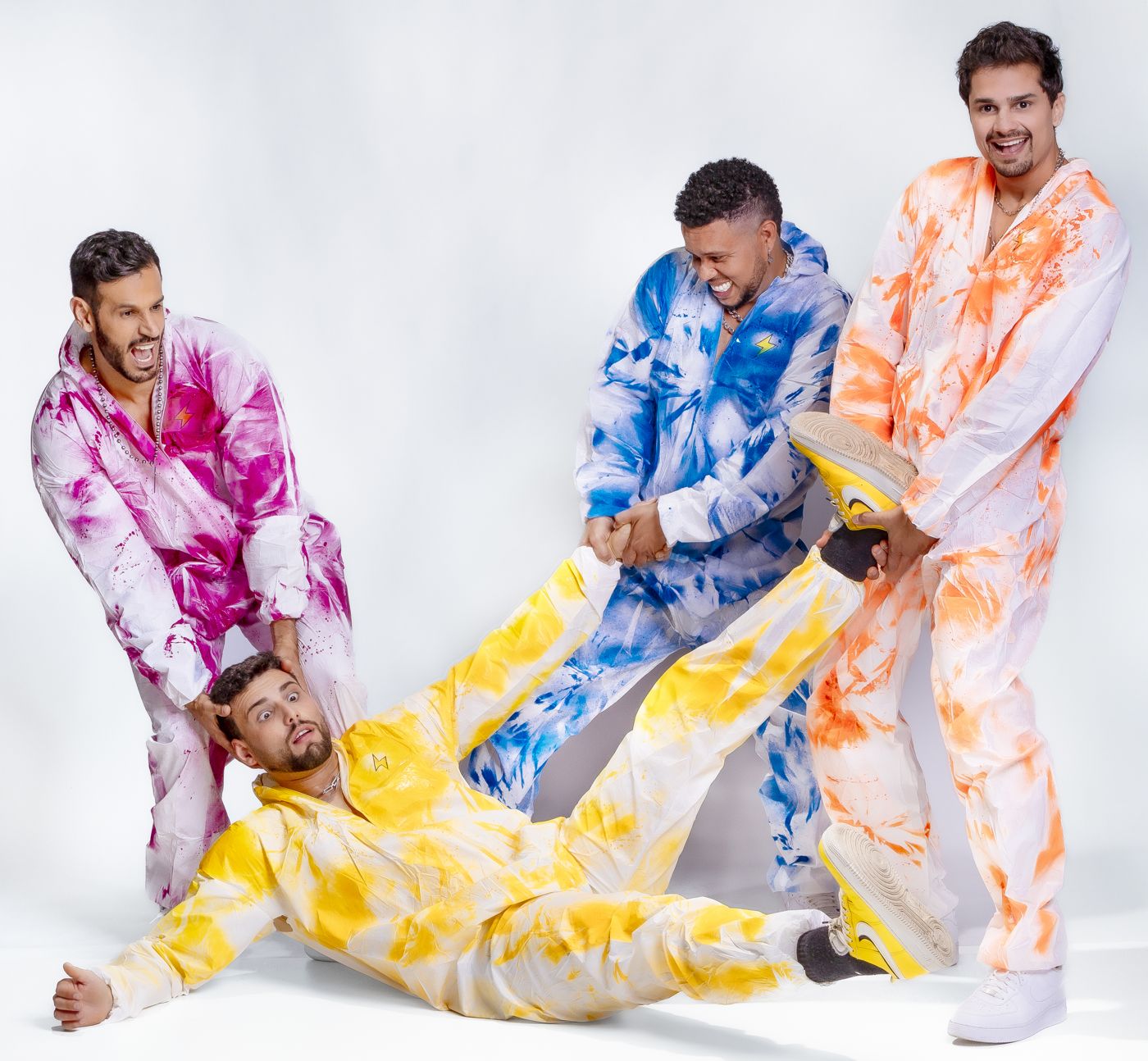 Os integrantes do Deu Samba brincando com macacões coloridos